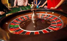 Dealer profesional erek 17 membagikan kartu di studio blackjack langsung